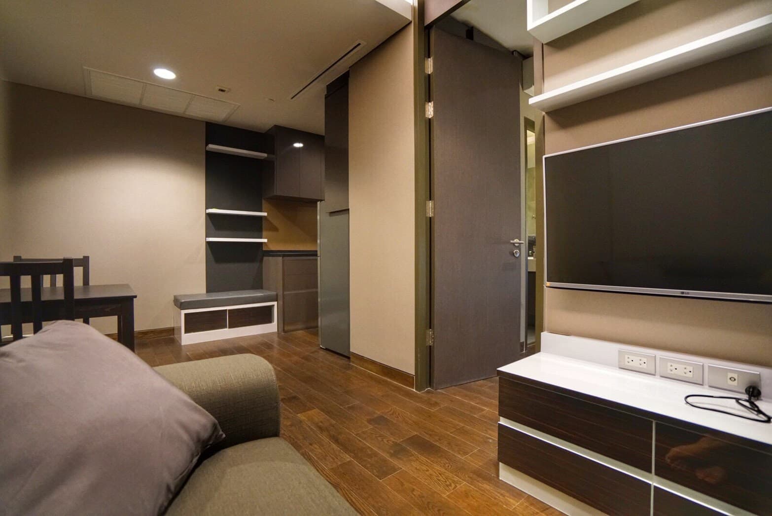 708 – 106_living_room.jpg